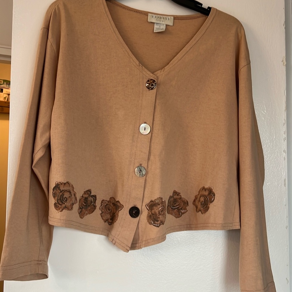 Cropped long sleeved button down top with mother of pearl buttons. Size S